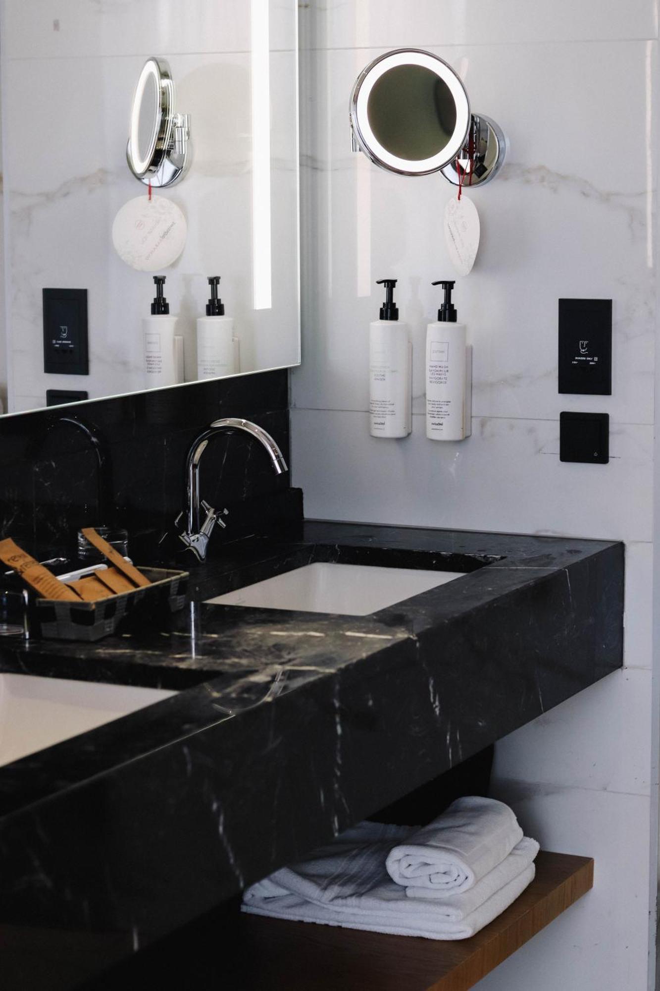 Swissotel Sarajevo Ngoại thất bức ảnh A bathroom with a built-in sink