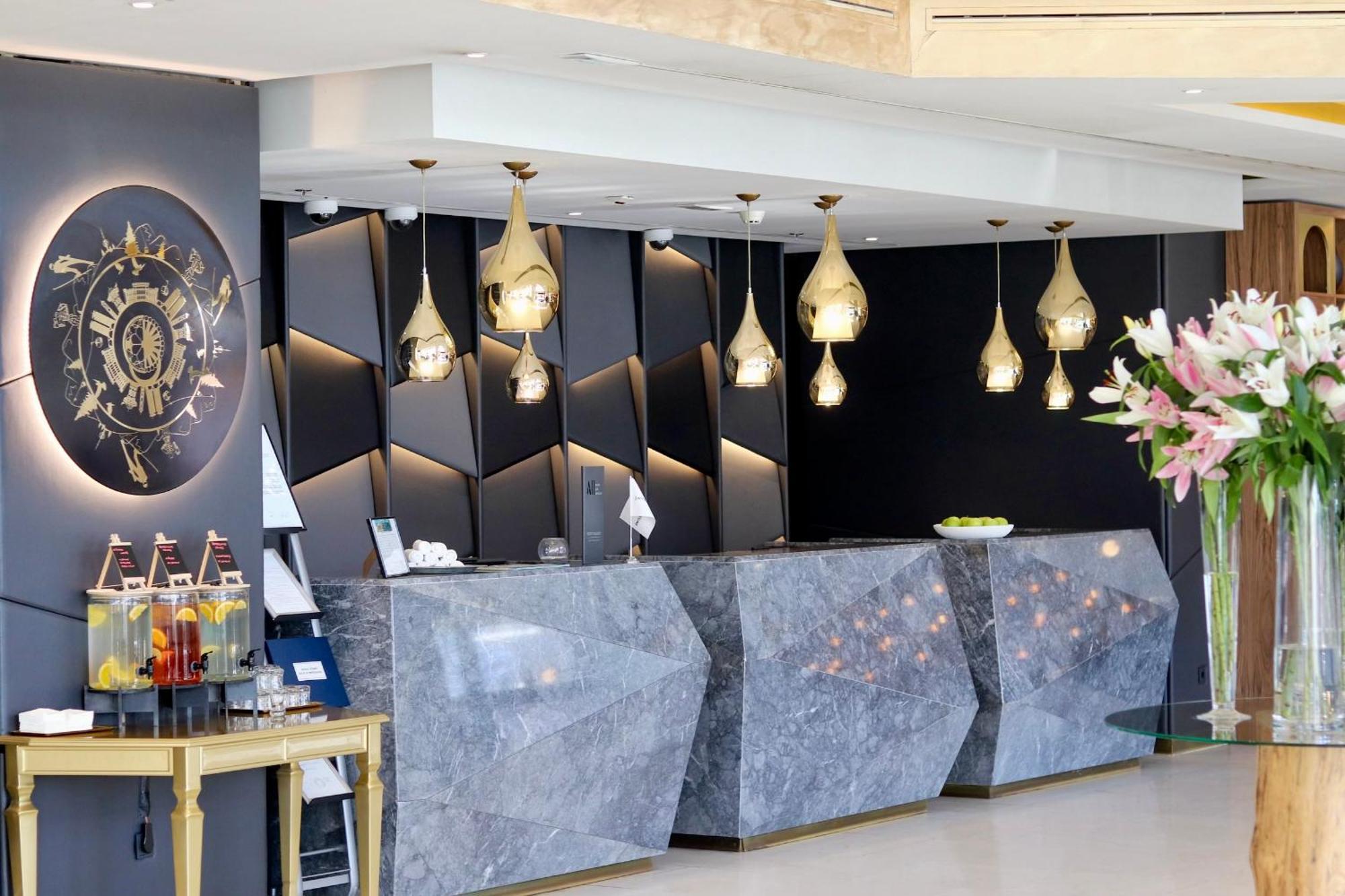 Swissotel Sarajevo Ngoại thất bức ảnh The reception area of the hotel