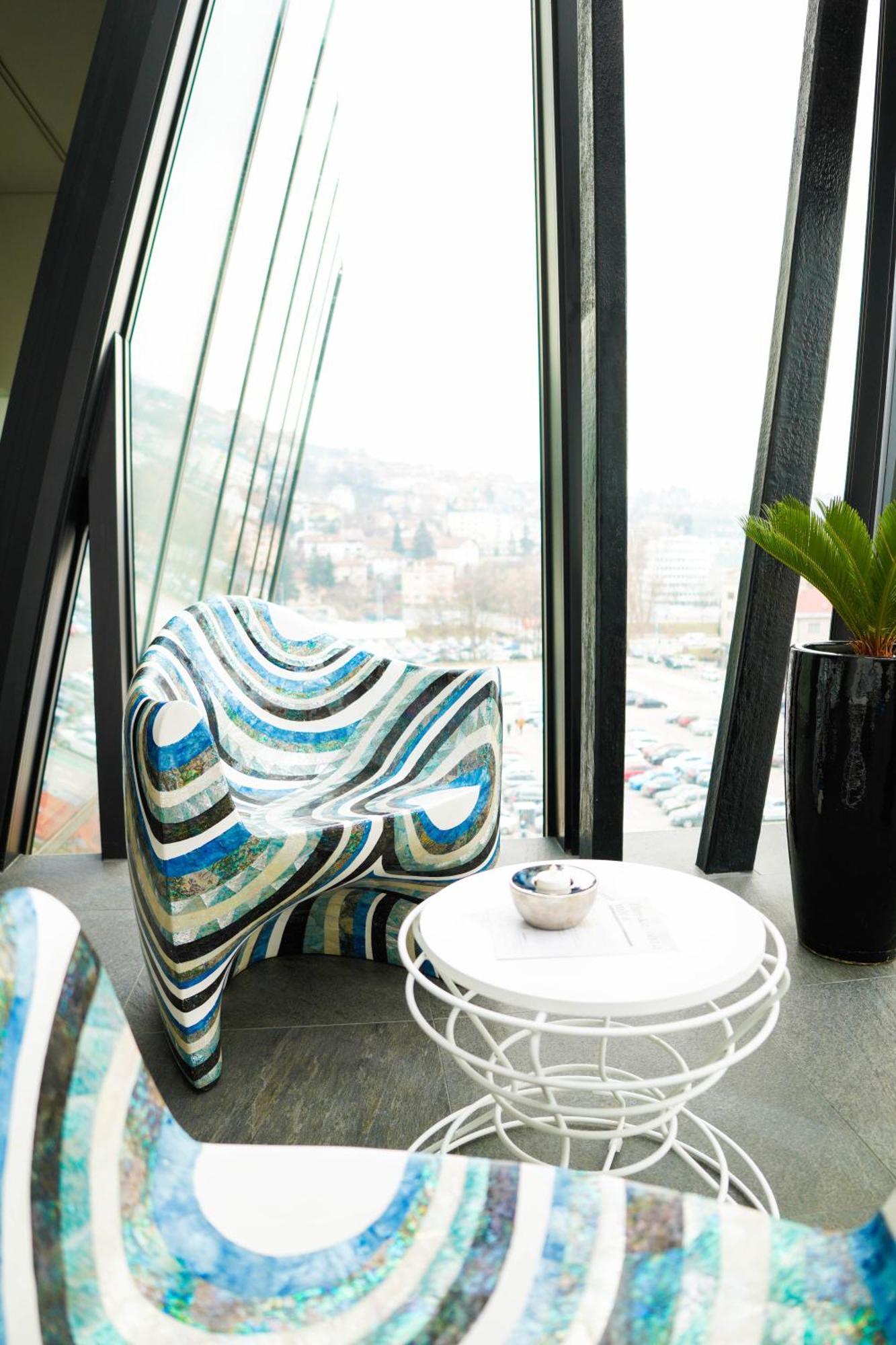 Swissotel Sarajevo Ngoại thất bức ảnh Chair by Karman