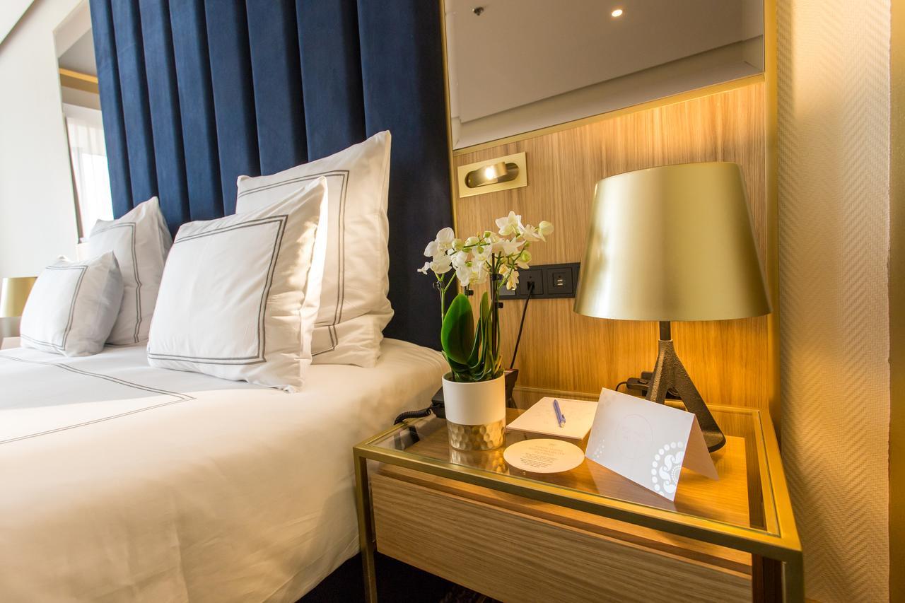 Swissotel Sarajevo Ngoại thất bức ảnh A bedside table
