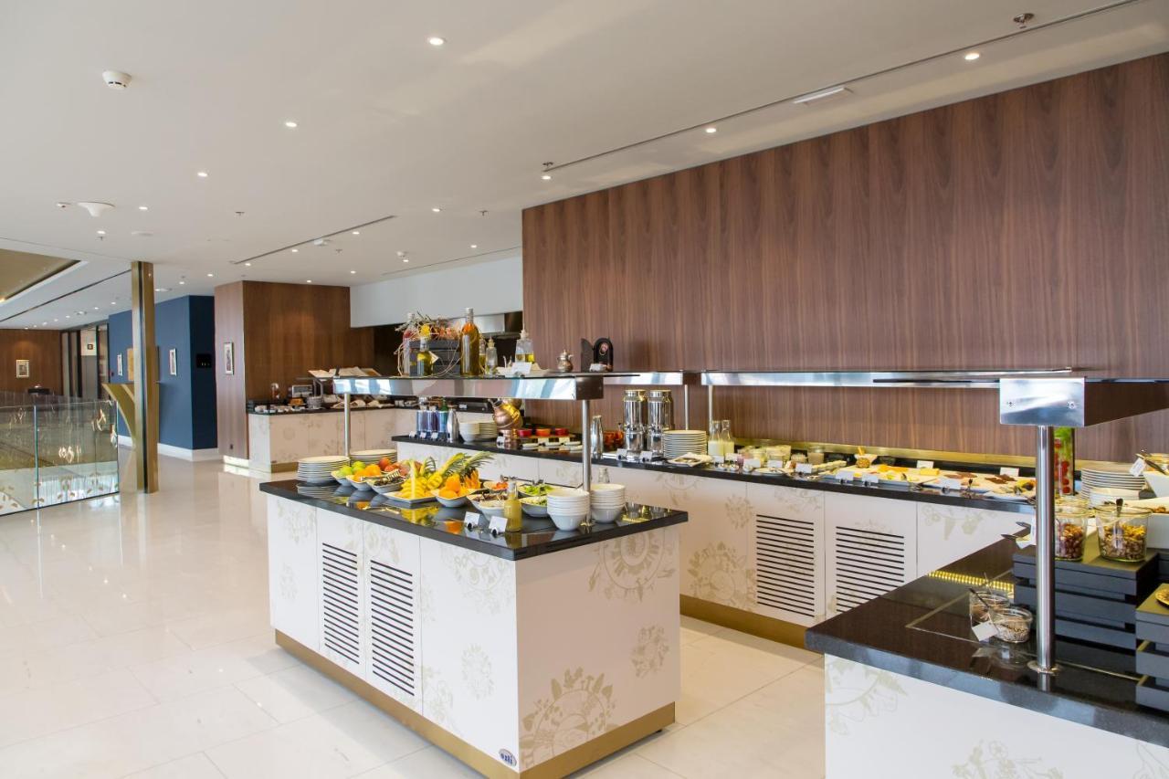 Swissotel Sarajevo Ngoại thất bức ảnh The buffet at the lounge